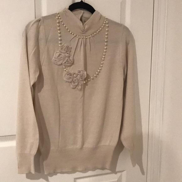 Creme Sweater - Picture 1 of 4